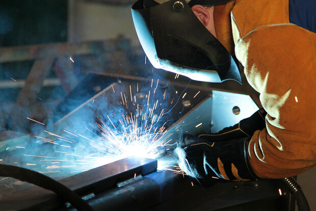 Metallbauer Metallbauer schweißt eine Konstruktion aus Metall